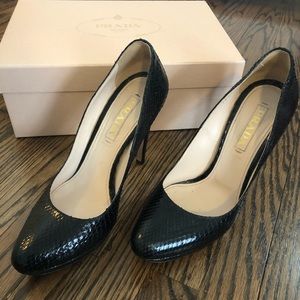 Prada snakeskin platform pump size 38